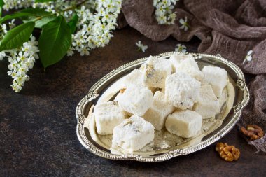 Mutfak masasının üzerinde ceviz ile rahat Lokum. Türk ve Arabi