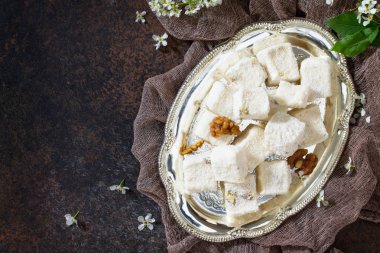 Mutfak masasının üzerinde ceviz ile rahat Lokum. Türk ve Arabi