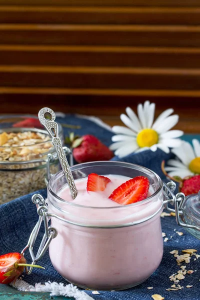 Delicious breakfast of granola nuts and yogurt with strawberries — Stock Photo, Image