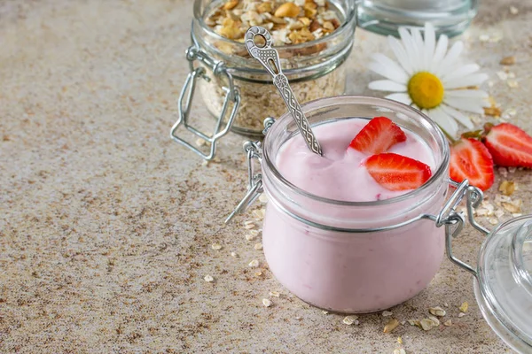 Delicioso desayuno de granola de nuez y yogur con fresas —  Fotos de Stock