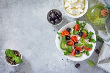 Roka, domates, beyaz peynir, soğan, cucumbe Yunan salatası