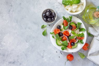 Roka, domates, beyaz peynir, soğan, cucumbe Yunan salatası