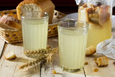 Geleneksel Rus soğuk içecek ışık Kvas mutfak masasında 