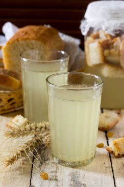 Geleneksel Rus soğuk içecek ışık Kvas mutfak masasında 