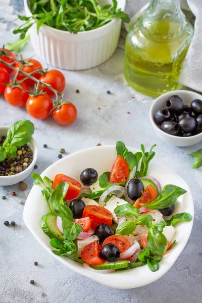 Insalata greca con rucola, pomodori, formaggio feta, cipolle, cetriolo — Foto Stock