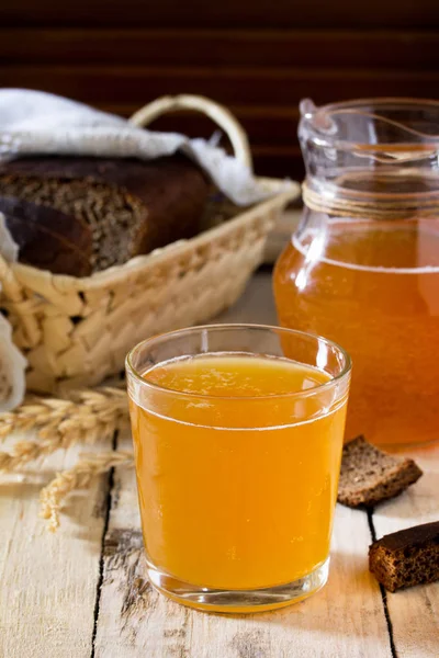 Traditionelles russisches Kaltroggen-Getränk kvas in einem Glas und einem Krug auf — Stockfoto
