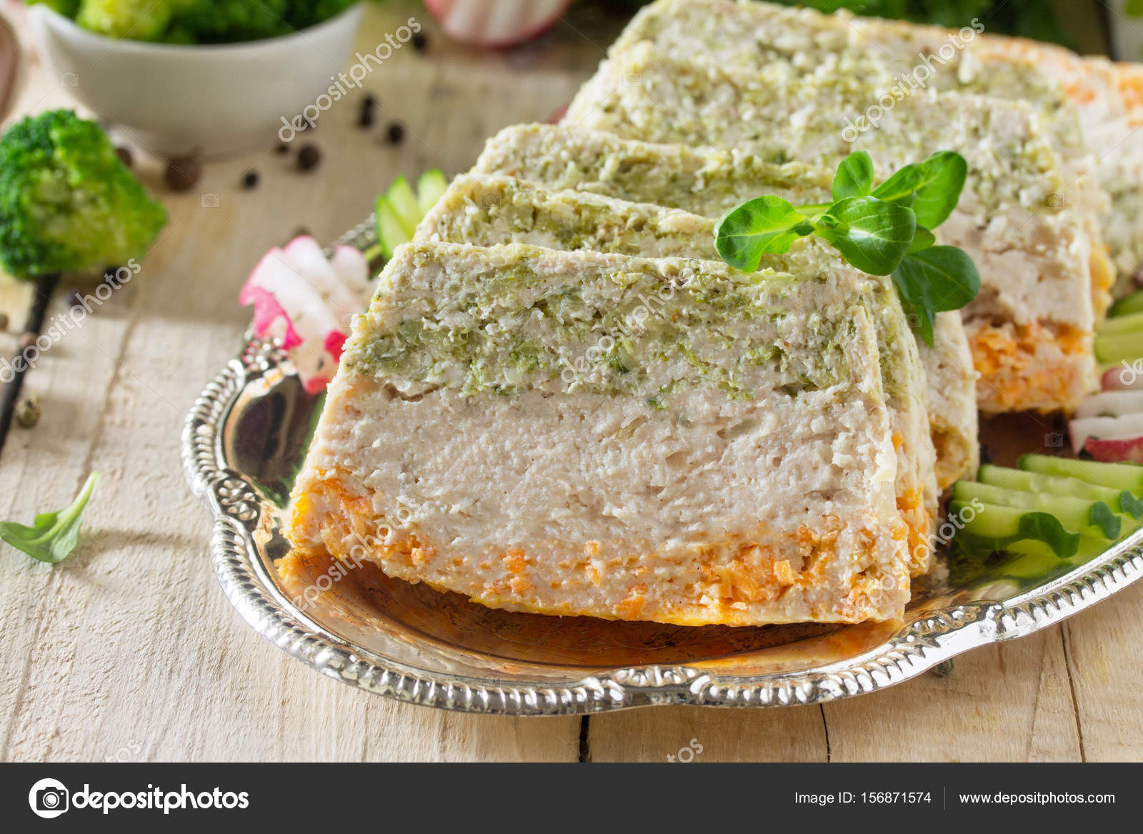 Pastel de carne hecho con carne picada, brócoli y zanahorias en una