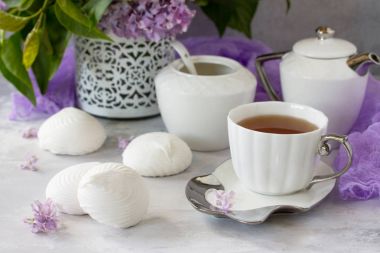 Beyaz bir hassas plaka üzerinde hassas vanilya krema. Hala li