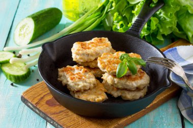 Üzerinden bir wo bir dökme demir tavada kıyılmış kıyma et pirzola