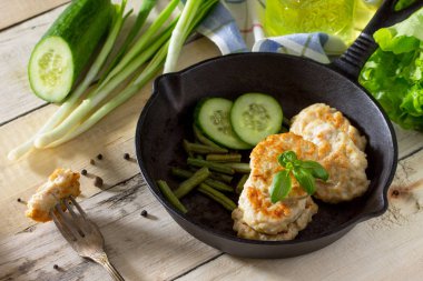 Et pirzola kıyılmış et, üzerinden sunulan bir dökme demir tava w