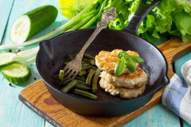 Et pirzola kıyılmış et, üzerinden sunulan bir dökme demir tava w