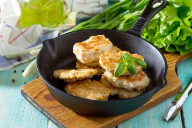 Üzerinden bir wo bir dökme demir tavada kıyılmış kıyma et pirzola