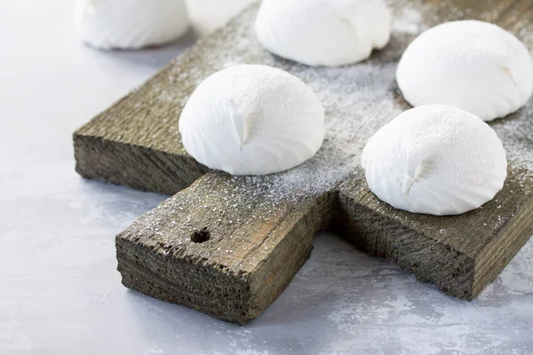 Delicados marshmallows de baunilha em um fundo de pedra vintage . — Fotografia de Stock