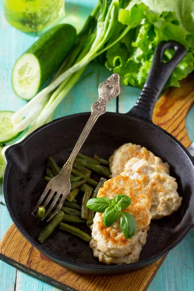 Cutlet de carne din carne tocată, servit într-o tigaie din fontă — Fotografie, imagine de stoc