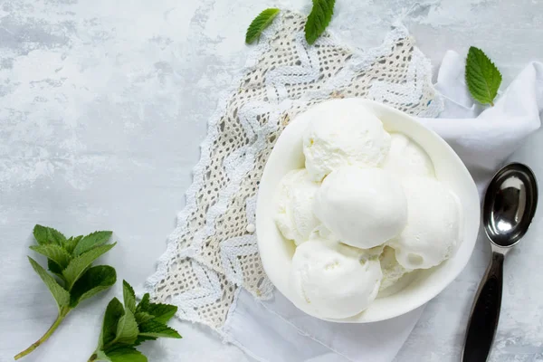 Palle di gelato alla panna in una tazza su un tavolo da cucina in marmo. Inizio pagina — Foto Stock