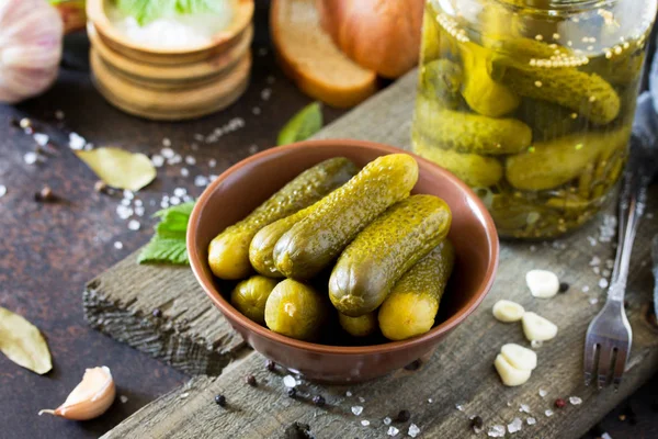 Marinated cucumbers gherkins. Pickles with mustard and garlic on — Stock Photo, Image