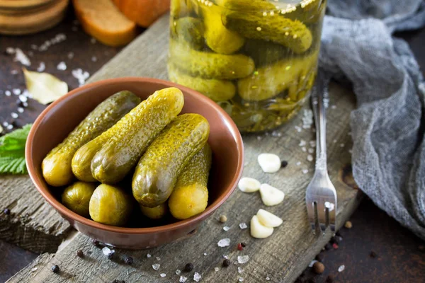 Concombres marinés cornichons. Pickles à la moutarde et à l'ail sur — Photo