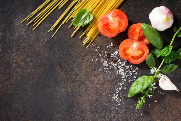 Кулинарный фон для приготовления пасты, томатного соуса, свежих трав — стоковое фото