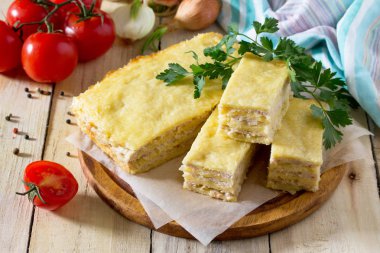 Kıyılmış et ve peynir mutfak masasının üzerinde et güveç 