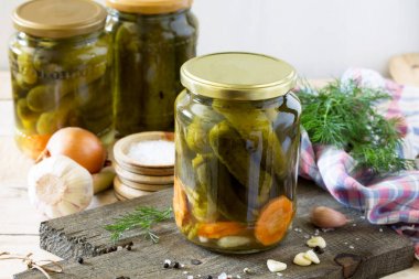 Marine salatalık turşusu. Sarımsak t ile marine edilmiş turşu