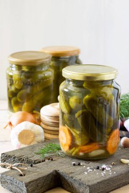 Marine salatalık turşusu. Sarımsak t ile marine edilmiş turşu