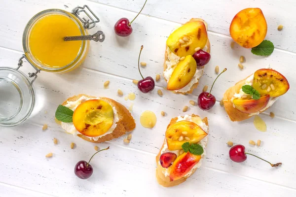 Домашний свежий сладкий тост с фруктами. Персик и вишня — стоковое фото