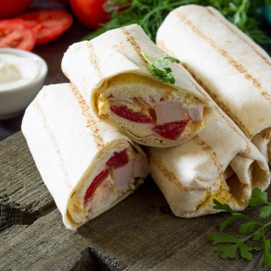 Kızarmış tavuk eti, taze sebze ve cre ile Shaurma silindir Mini değirmenler