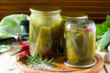 Marine salatalık turşusu. Marine turşu biberiye ile bir