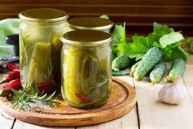 Marine salatalık turşusu. Marine turşu biberiye ile bir