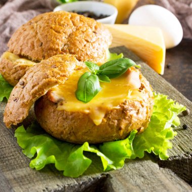 Omlet jambon, pişmiş bir topuz peynir ve yeşil salata ile. 