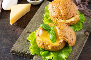 Pastırma, yumurta, peynir lezzetli pişmiş hamburger nitelikleri ile görev yaptı.