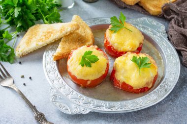 Doldurulmuş domates. Pişmiş domates peynir ve tavuk, servis