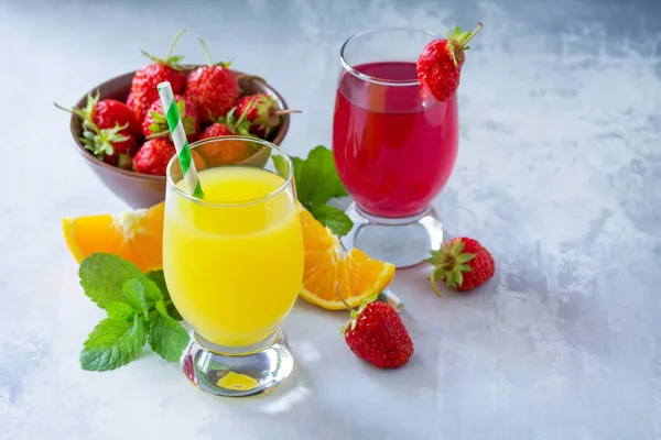 Refrescante surtido de bebidas de verano. Zumo de naranja, ju de fresa —  Fotos de Stock