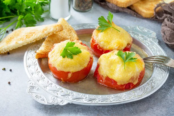 Doldurulmuş domates. Pişmiş domates peynir ve tavuk, servis — Stok fotoğraf