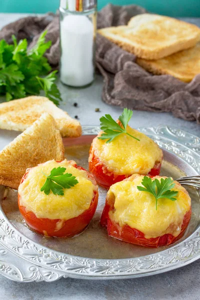 Doldurulmuş domates. Pişmiş domates peynir ve tavuk, servis — Stok fotoğraf
