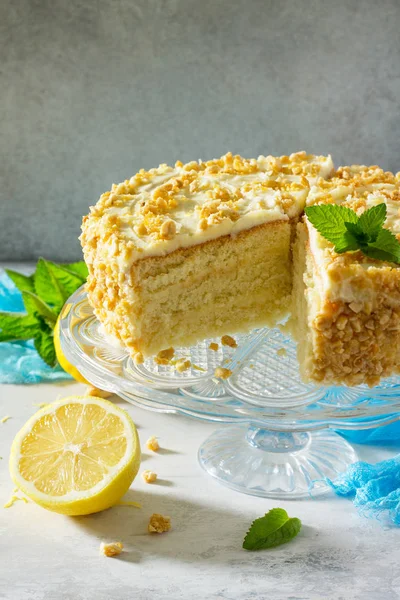 Delizioso biscotto al limone torta di compleanno e crema di burro, noce r — Foto Stock