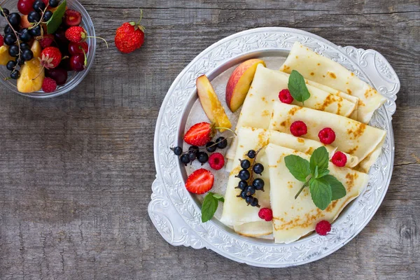 Pancakes with fresh berries of currants, strawberries, nectarine — Stock Photo, Image