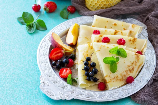 Pancake breakfast with honey and fresh berries of currants, stra — Stock Photo, Image