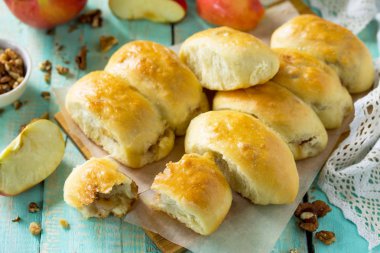 Ev yapımı elmalı turta ile taze elma ve cevizden dou Maya