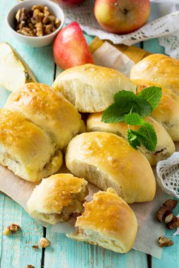 Ev yapımı elmalı turta ile taze elma ve cevizden dou Maya