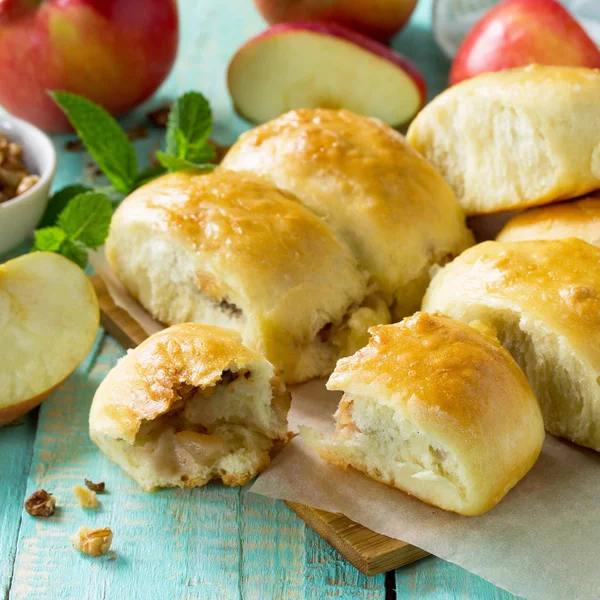 Домашние яблочные пироги со свежими яблоками и грецкими орехами из дрожжей доу — стоковое фото