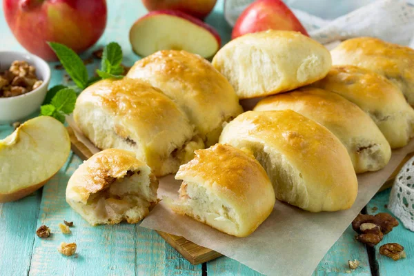 Домашние яблочные пироги со свежими яблоками и грецкими орехами из дрожжей доу — стоковое фото
