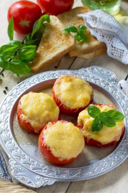 Doldurulmuş domates. Peynir ve bir wo tavuk pişmiş domates