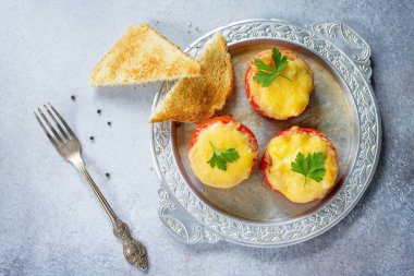 Doldurulmuş domates. Pişmiş domates peynir ve tavuk, servis