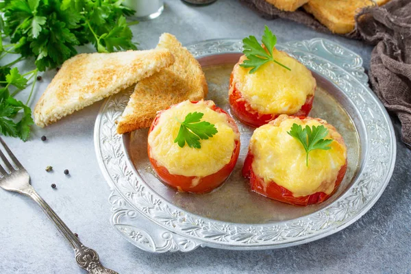 Doldurulmuş domates. Pişmiş domates peynir ve tavuk, servis