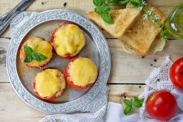 Фаршированные помидоры. Помидоры, запеченные с сыром и курицей на воу — стоковое фото