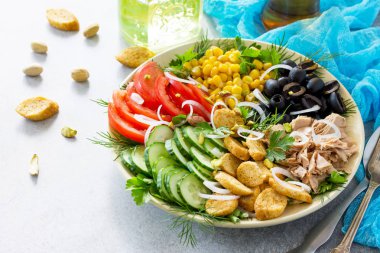 Ton balığı, taze domates, salatalık, soğan, Salamura Zeytin salatası, 