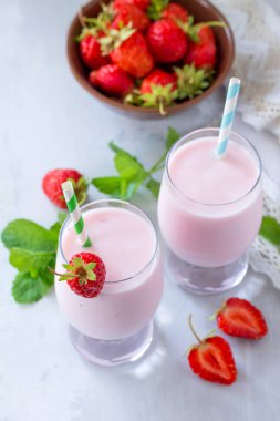 Taze sıkılmış çilek berry kokteyl cam kavanozda bir g