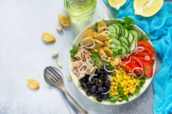 Yaz salatası salata salata sosu ile. Ton balığı salatası f