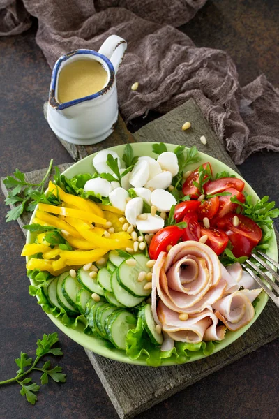 Salada com presunto, legumes frescos, pinhões, rúcula, mussarela — Fotografia de Stock